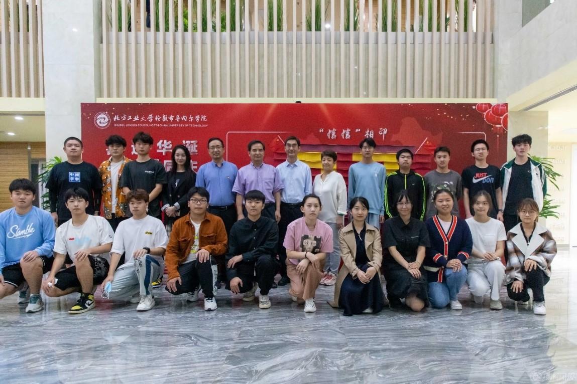 新闻图合影.jpg 新闻图合影.jpg