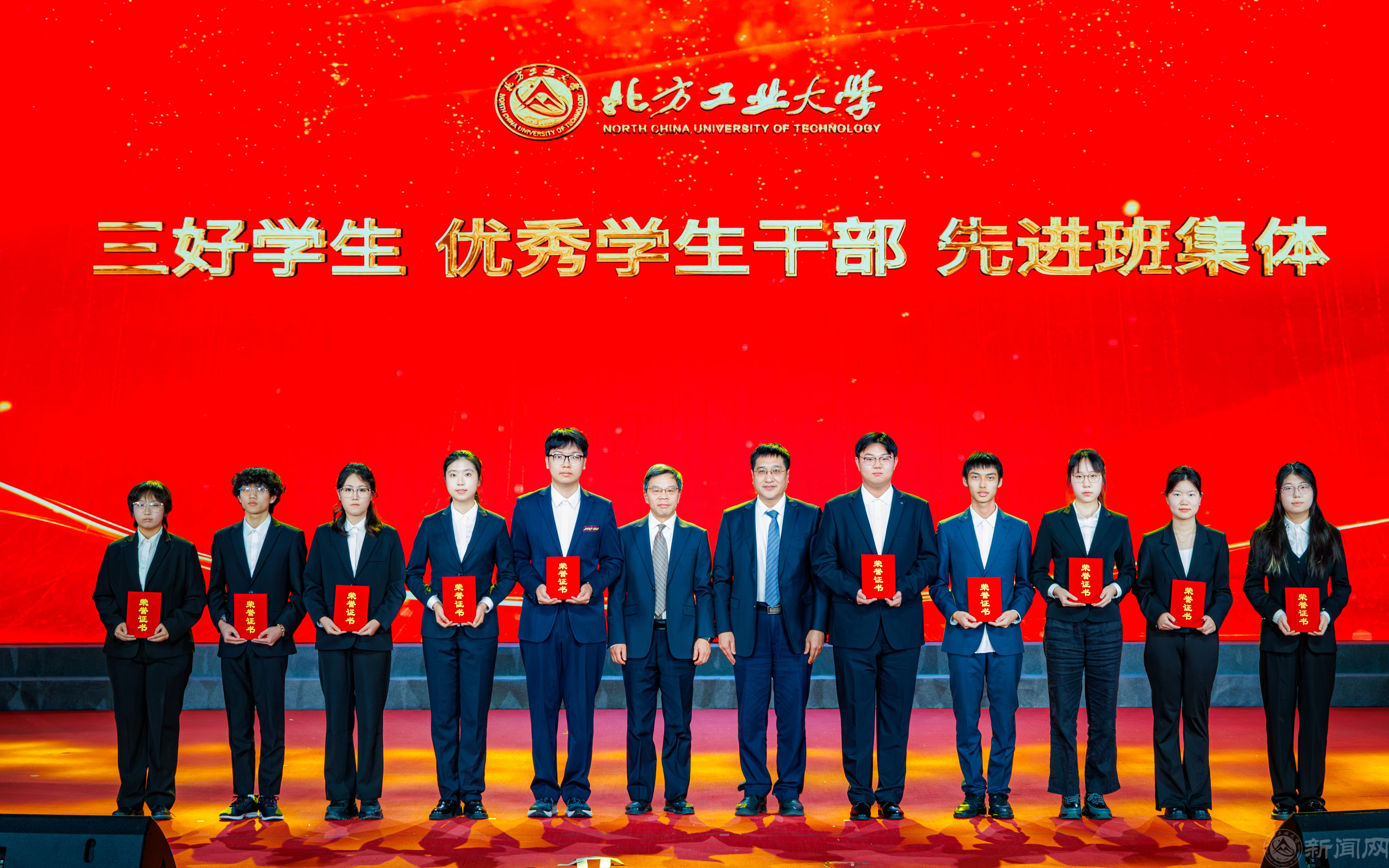 李全明 段辉建颁奖.jpg